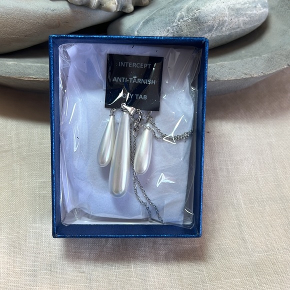 White Shell Pearls Necklace & Earrings set. - Picture 7 of 8